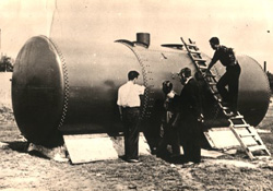 Fot.: Montaż zbiornika na paliwo 1957 rok