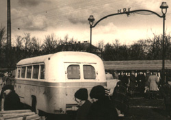 Fot.: Wjazd do zajezdni autobusowej przy ul. Majkowskiej 13, lata 1945-1955